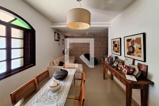 Sala de casa à venda com 2 quartos, 396m² em Piratininga, Niterói