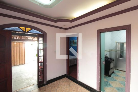 Sala de casa à venda com 3 quartos, 140m² em Rio Branco, Belo Horizonte