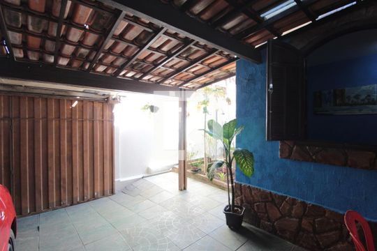 Garagem de casa à venda com 3 quartos, 140m² em Rio Branco, Belo Horizonte