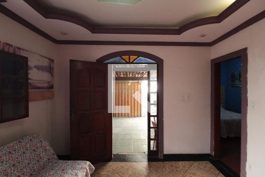 Sala de casa à venda com 3 quartos, 140m² em Rio Branco, Belo Horizonte