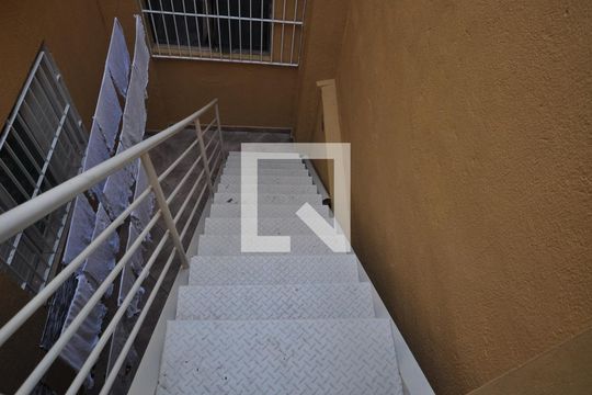 Escada de acesso de casa para alugar com 1 quarto, 60m² em Jardim Virginia Bianca, São Paulo