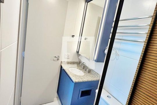 Banheiro de kitnet/studio à venda com 1 quarto, 28m² em Aclimação, São Paulo