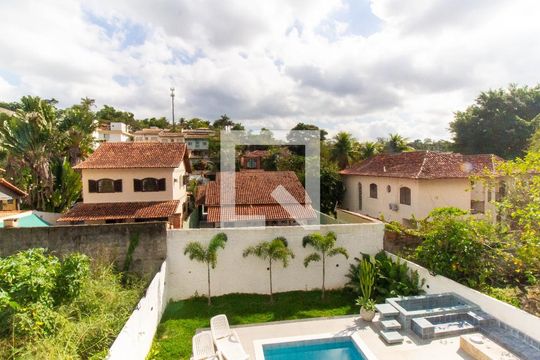 Vista de casa à venda com 4 quartos, 240m² em Matapaca, Niterói