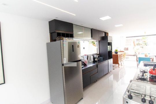 Sala de casa à venda com 4 quartos, 240m² em Matapaca, Niterói