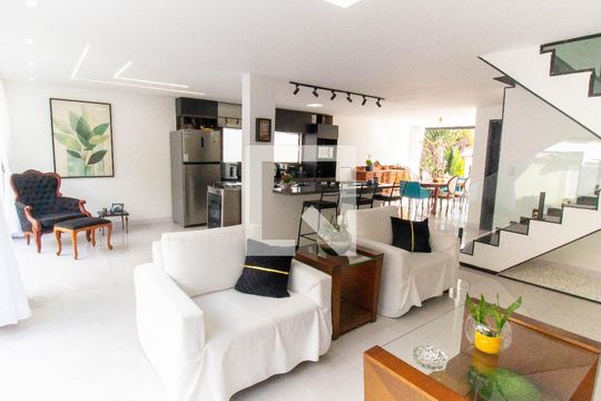 Casa à venda com 4 quartos, 240m² em Matapaca, Niterói