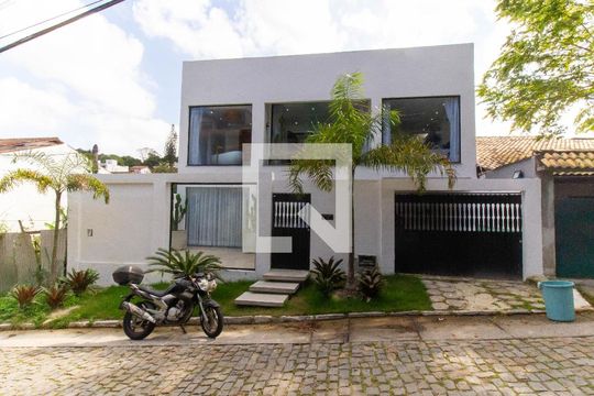 Fachada de casa à venda com 4 quartos, 240m² em Matapaca, Niterói
