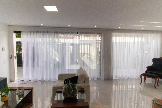 Sala de casa à venda com 4 quartos, 240m² em Matapaca, Niterói