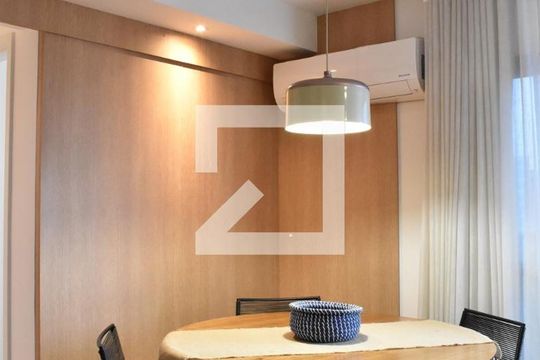 Sala de apartamento à venda com 2 quartos, 66m² em Centro, Curitiba