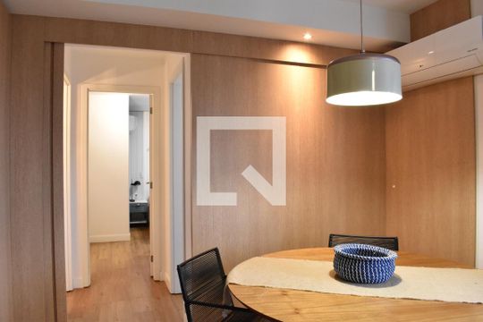 Sala de apartamento à venda com 2 quartos, 66m² em Centro, Curitiba