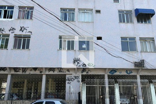 Fachada + plaquinha de apartamento para alugar com 2 quartos, 70m² em Madureira, Rio de Janeiro