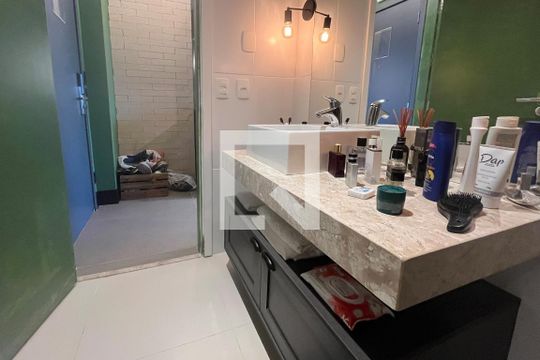Banheiro de kitnet/studio para alugar com 1 quarto, 30m² em Gonzaga, Santos