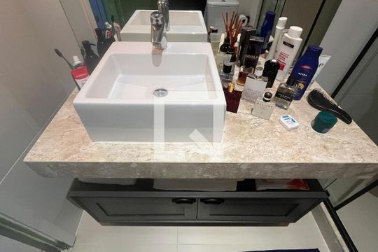 Banheiro de kitnet/studio para alugar com 1 quarto, 30m² em Gonzaga, Santos
