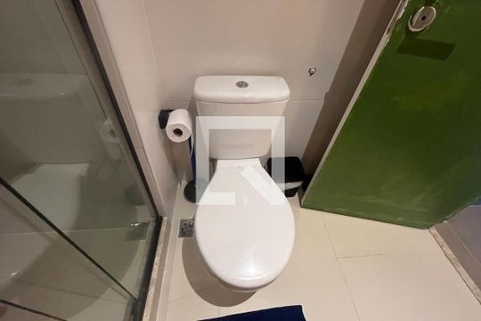 Banheiro de kitnet/studio para alugar com 1 quarto, 30m² em Gonzaga, Santos