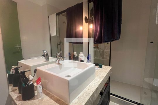 Banheiro de kitnet/studio para alugar com 1 quarto, 30m² em Gonzaga, Santos