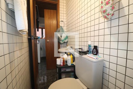 Banheiro de Serviço de apartamento à venda com 3 quartos, 165m² em Jardim, Santo André