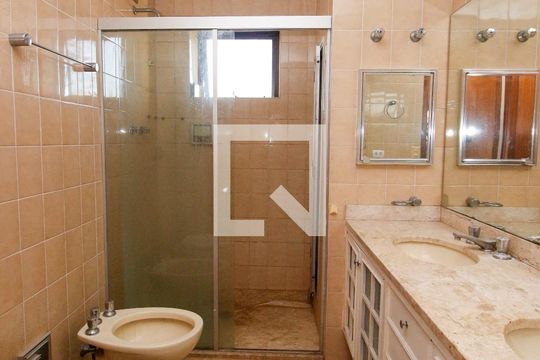 Banheiro de apartamento à venda com 3 quartos, 189m² em Vila Suzana, São Paulo