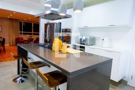 Apartamento à venda com 4 quartos, 210m² em Santa Cecilia, São Paulo