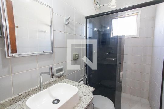 Banheiro Social de apartamento para alugar com 2 quartos, 56m² em Segismundo Pereira, Uberlândia