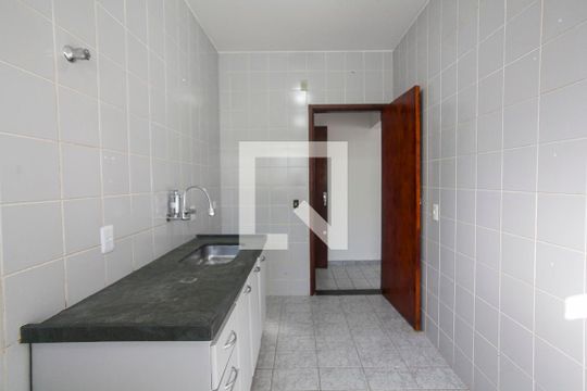 Cozinha de apartamento para alugar com 2 quartos, 56m² em Segismundo Pereira, Uberlândia