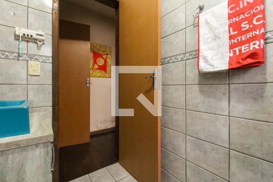 Banheiro de casa à venda com 3 quartos, 200m² em Olaria, Canoas