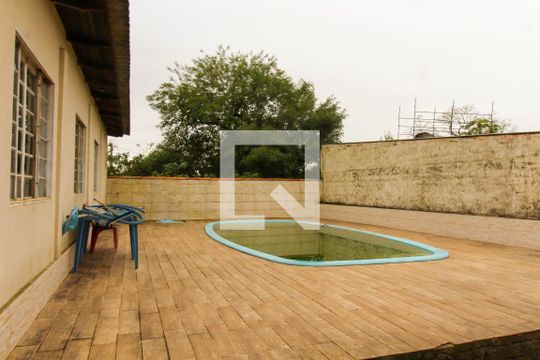 Área externa de casa à venda com 3 quartos, 200m² em Olaria, Canoas