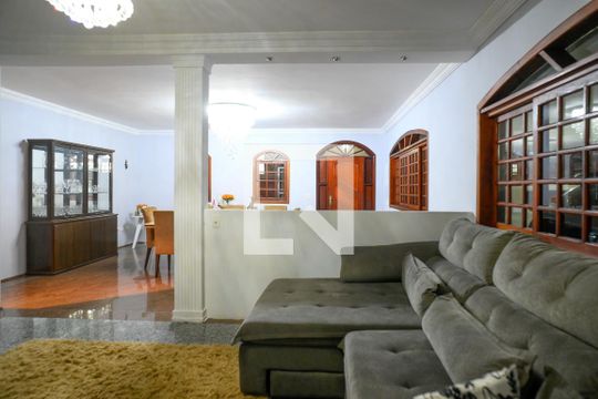 Casa para alugar com 4 quartos, 450m² em Vila Liviero, São Paulo