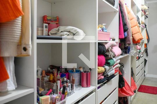 Closet da Suite 2 de casa para alugar com 4 quartos, 450m² em Vila Liviero, São Paulo