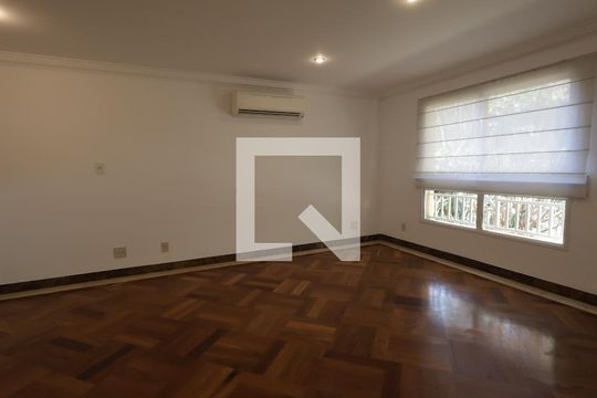 Sala de casa de condomínio à venda com 4 quartos, 567m² em Vila Sonia, São Paulo