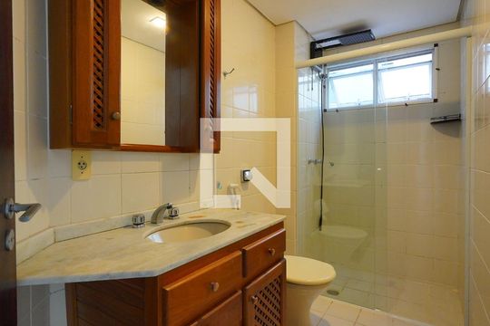 Banheiro da Suíte de apartamento para alugar com 3 quartos, 82m² em Córrego Grande, Florianópolis