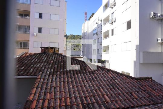 Suite - vista de apartamento para alugar com 3 quartos, 82m² em Córrego Grande, Florianópolis