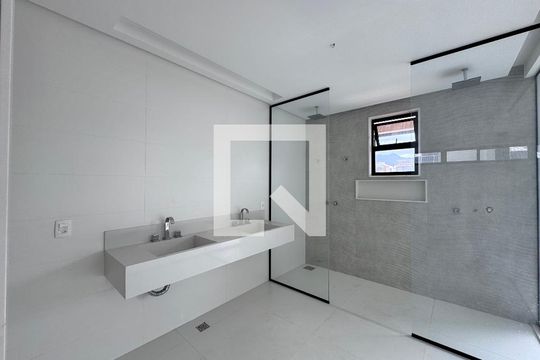 Suíte 1 - Banheiro de casa à venda com 4 quartos, 402m² em Barra da Tijuca, Rio de Janeiro