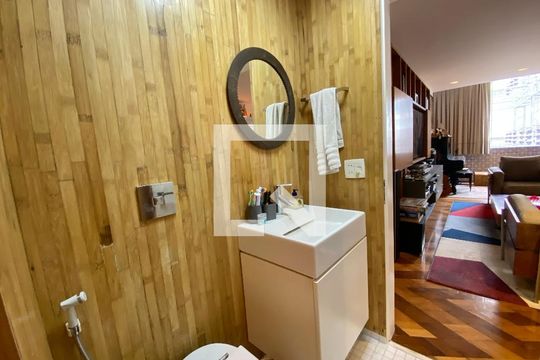Banheiro social de apartamento à venda com 3 quartos, 146m² em Gávea, Rio de Janeiro