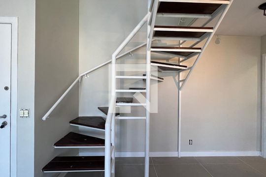 Escada de apartamento para alugar com 2 quartos, 76m² em Pinheiros, São Paulo