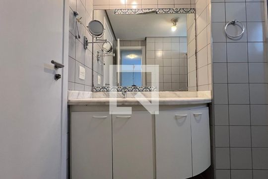 Banheiro de apartamento para alugar com 2 quartos, 76m² em Pinheiros, São Paulo
