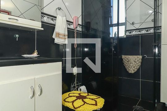 Banheiro de apartamento para alugar com 2 quartos, 60m² em Humaitá, Porto Alegre