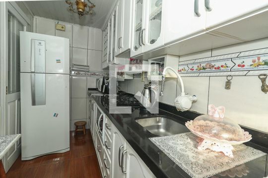 Cozinha de apartamento para alugar com 2 quartos, 60m² em Humaitá, Porto Alegre