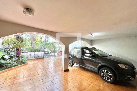 Garagem de casa à venda com 4 quartos, 246m² em Mirandópolis, São Paulo