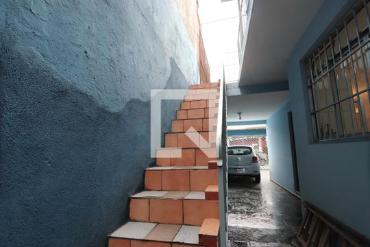 Escada de acesso de casa para alugar com 2 quartos, 60m² em Vila Ema, São Paulo