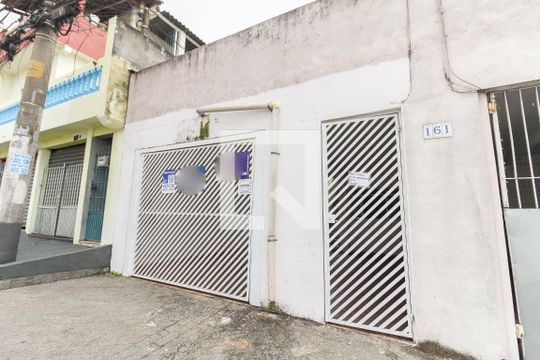 Fachada de casa à venda com 1 quarto, 250m² em Vila Carmosina, São Paulo