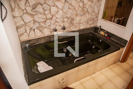 Banheiro da Suíte 3 de casa à venda com 5 quartos, 320m² em Mirandópolis, São Paulo