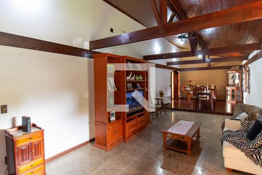 Casa à venda com 3 quartos, 352m² em Itaipu, Niterói