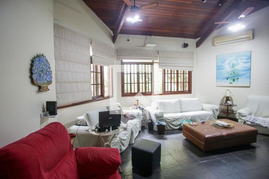 Sala de TV de casa à venda com 5 quartos, 439m² em Jacarepaguá, Rio de Janeiro
