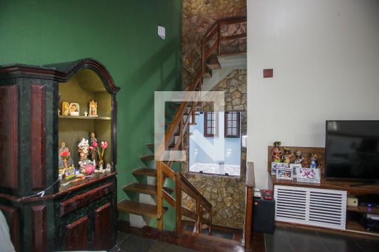 Sala de TV de casa à venda com 5 quartos, 439m² em Jacarepaguá, Rio de Janeiro