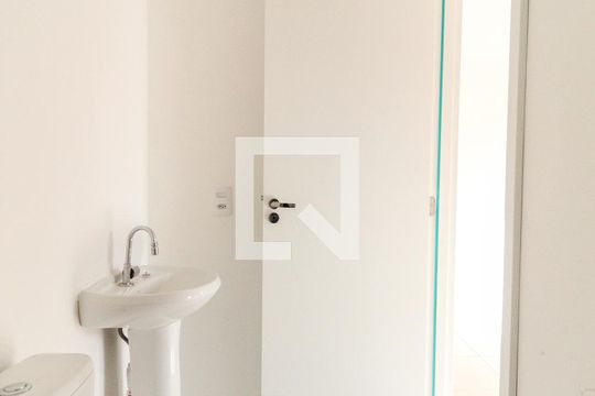 Banheiro de apartamento para alugar com 2 quartos, 32m² em Vila Carmosina, São Paulo