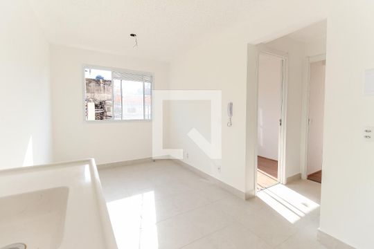 Cozinha de apartamento para alugar com 2 quartos, 32m² em Vila Carmosina, São Paulo
