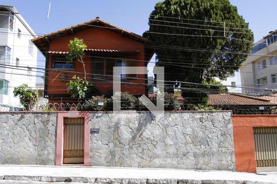 Fachada de casa à venda com 4 quartos, 340m² em Barroca, Belo Horizonte