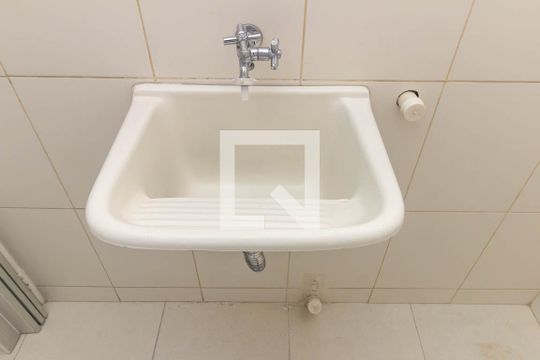 Banheiro de kitnet/studio para alugar com 1 quarto, 26m² em Higienópolis, São Paulo