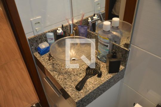Banheiro da Suíte de apartamento à venda com 2 quartos, 58m² em Utinga, Santo André
