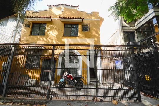 Fachada de casa para alugar com 8 quartos, 330m² em Grajaú, Rio de Janeiro