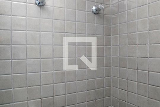 Banheiro de kitnet/studio à venda com 1 quarto, 28m² em Centro Histórico, Porto Alegre